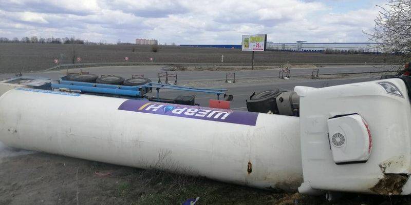 Необычное ДТП в Киеве - перекинулась цистерна с жидким кислородом, на месте работают спасатели - ТЕЛЕГРАФ