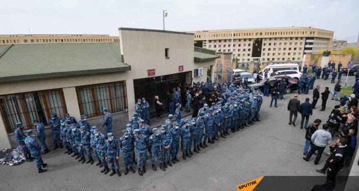 Второй день: родители пропавших солдат отказались разблокировать здание Минобороны Армении