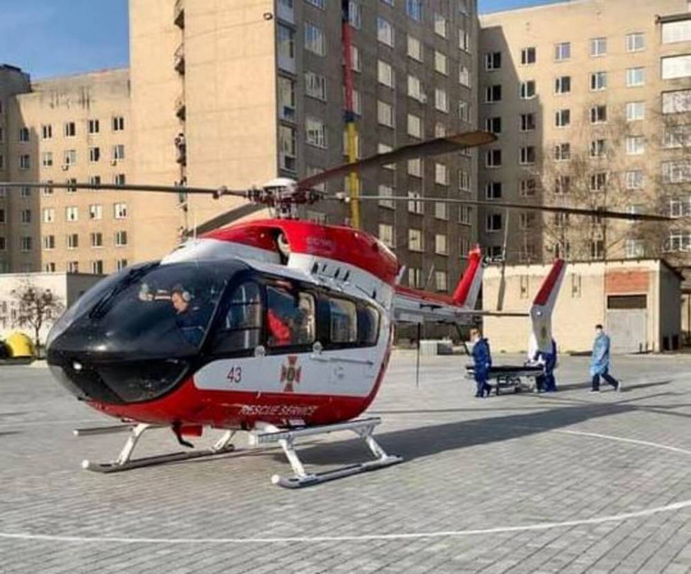 Исторический момент: во Львов из отдаленного района доставили вертолетом пациентку