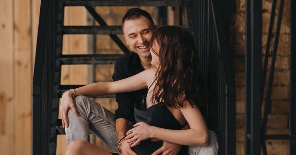 Экс-"Холостяк" Макс Михайлюк показал жену в расстегнутой рубашке на 9 месяце беременности