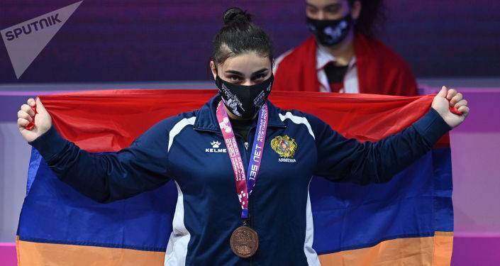 Спортсменка из Армении завоевала бронзу ЧЕ по тяжелой атлетике в Москве