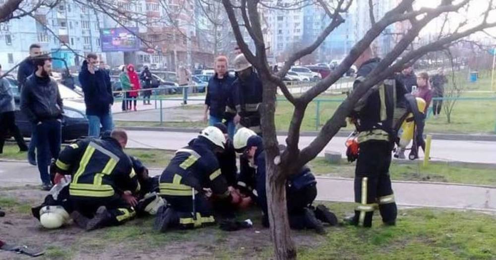 Нашли на пожаре без признаков жизни: в Киеве спасли двух маленьких детей (видео)