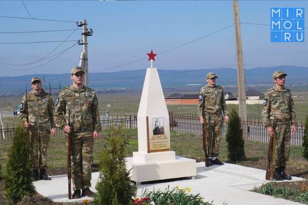 В Ингушетии открыли памятник герою-лётчику Валентину Эмирову