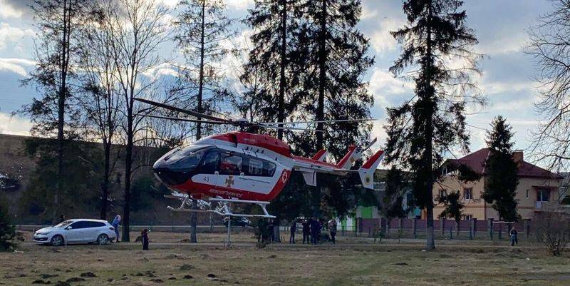 В Украине провели первую аэромедицинскую эвакуацию - вертолет доставил больную женщину из Турки во Львов - ТЕЛЕГРАФ