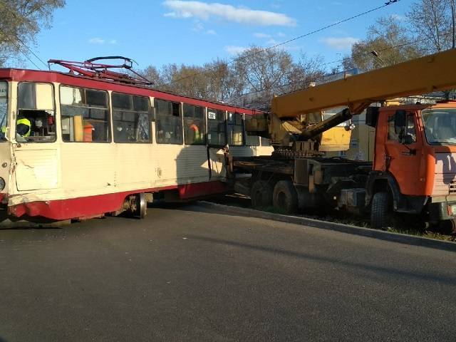 В Челябинске КамАЗ врезался в трамвай