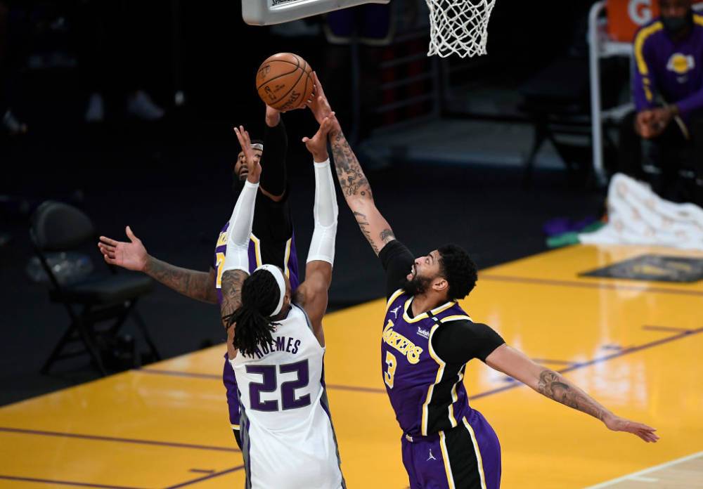 НБА: Сакраменто обыграл Лейкерс, Сан-Антонио в овертайме уступил Бостону