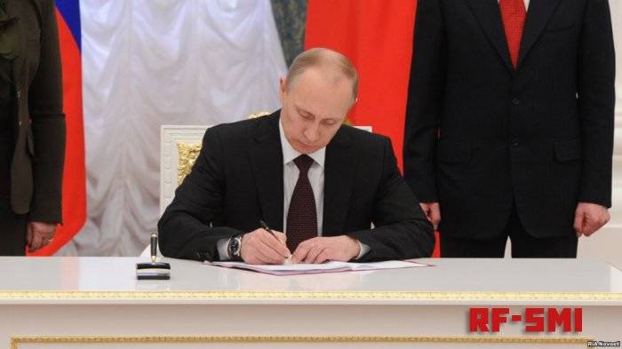 Владимир Путин в последний день апреля подписал несколько десятков законов: