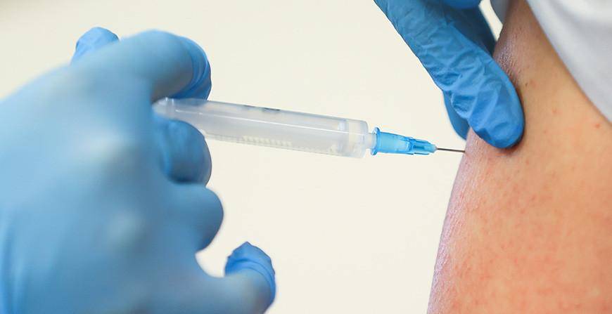 Прививка первой дозой вакцины от коронавируса почти вдвое снижает риск его передачи