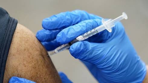Впервые в мире: третью дозу прививки введут израильтянам со сниженным иммунитетом