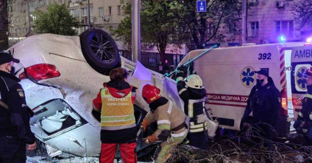 В Киеве пьяный водитель на "Infinity" влетел в столб: есть погибший (ФОТО)