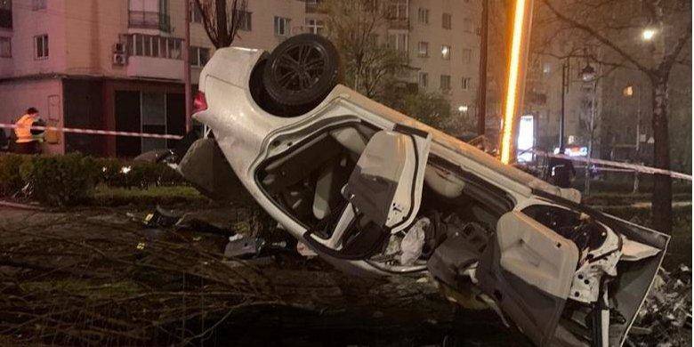 В Киеве пьяный водитель влетел в опору: 18-летняя пассажирка погибла на месте