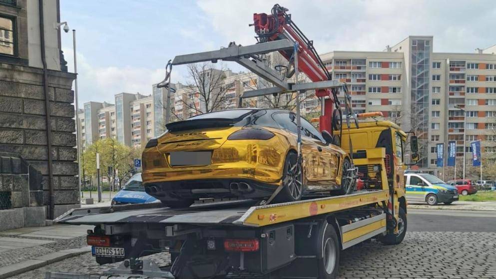 Владелец до сих пор не обнаружен: в Дрездене полиция изъяла «золотой» Porsche