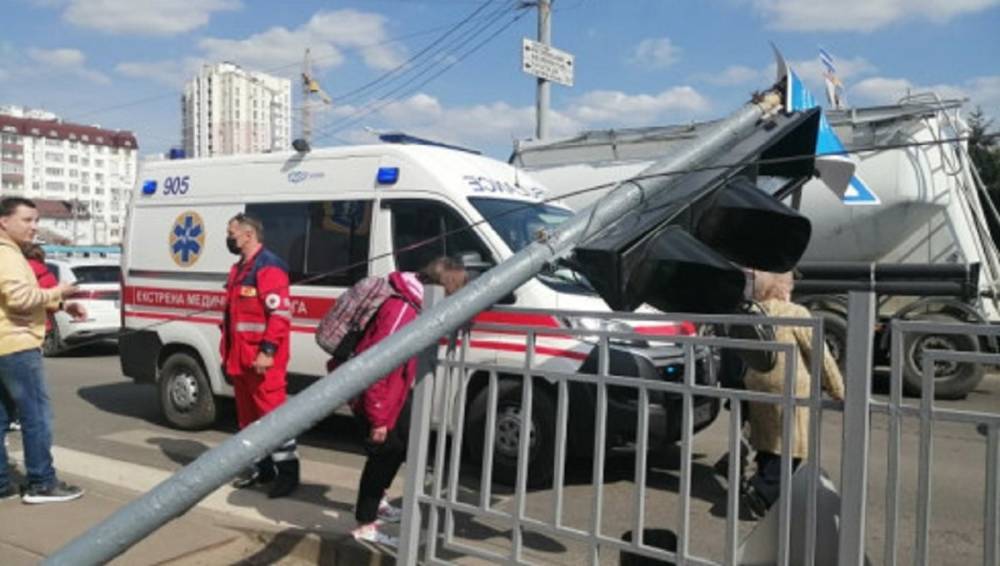 В Харькове на мужчину упал светофор: видео с места инцидента