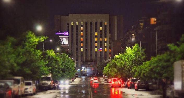 Цифра 76 зажглась на фасаде здания посольства РФ в Ереване в честь Дня Победы