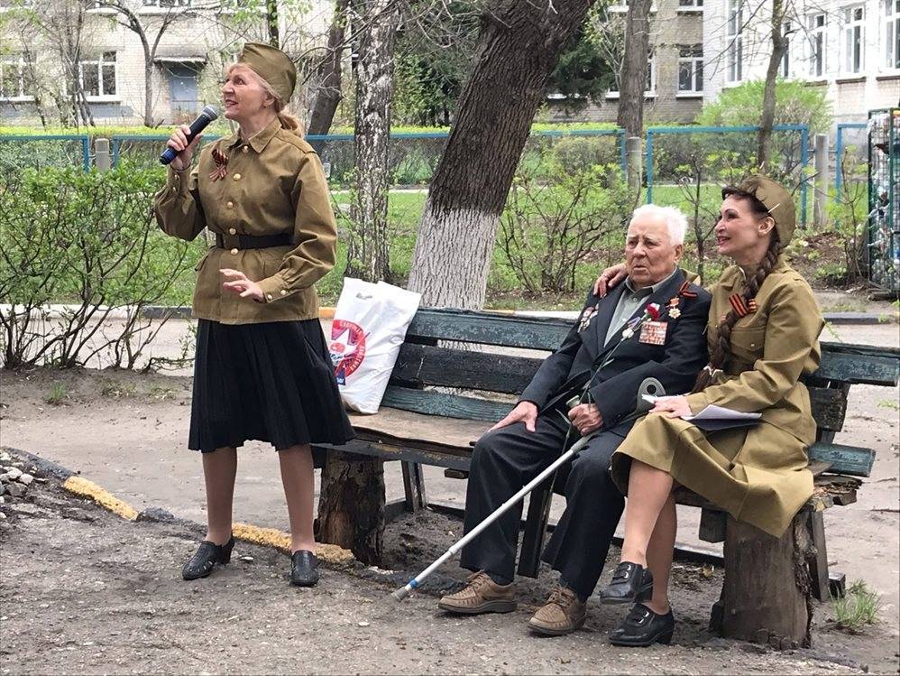 Ульяновские артисты спели и сплясали для ветеранов Великой Отечественной войны на улице