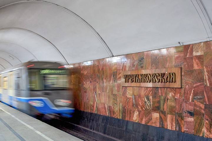 Движение поездов временно прекращено на участке Калининской линии метро
