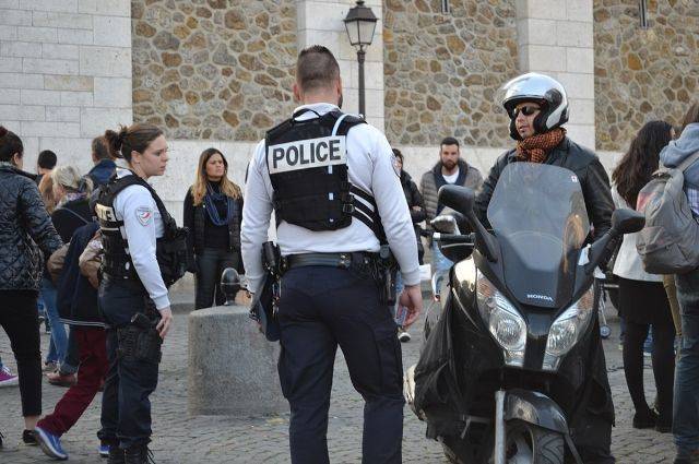 Во Франции задержали четырех подозреваемых по делу об убийстве полицейского
