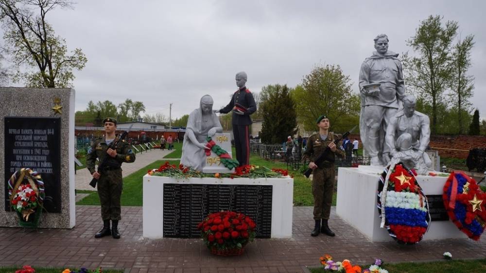 Жителей Скопина возмутил раскрашенный памятник на кладбище