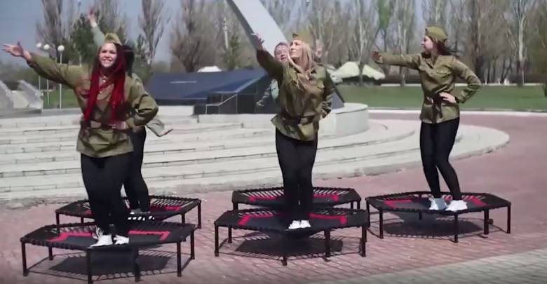 В Омске батутный центр обвинили в "танцах на костях" из-за видеопоздравления на 9 Мая