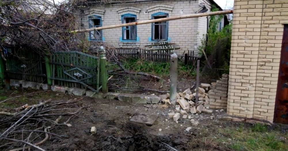 Боевики на Донбассе обстреляли жилые дома в Марьинке из артиллерии (фото)