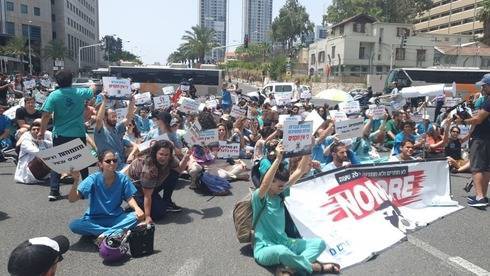 Медработники перекрыли движение в Тель-Авиве, протестуя против увольнения 600 врачей