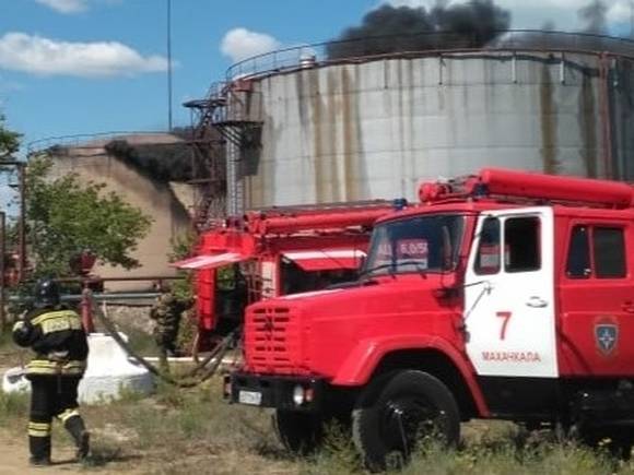 На нефтебазе в Махачкале загорелся резервуар с мазутом (видео)