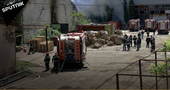Пожар в Тбилиси: огонь на торговом складе тушили 12 пожарных бригад - видео
