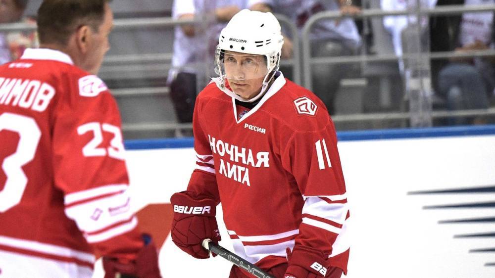 Владимир Путин в красном свитере вышел на лед в матче Ночной хоккейной лиги в Сочи