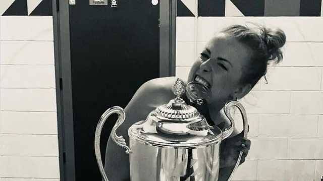 Польская волейболистка после победы в Кубке чемпионов сфотографировалась голой с трофеем