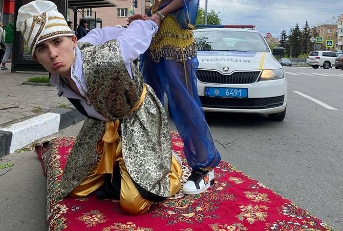 В Харькове оштрафовали водителя, который катал по улицам "Аладдина" на "ковре-самолете"