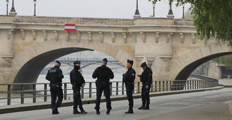 Во Франции женщина с ножом напала на полицейских и была ликвидирована