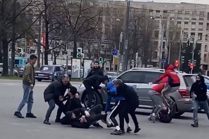 Футбольные фанаты сцепились в Выборгском районе Петербурга