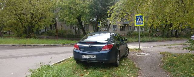 В Омске будут штрафовать за парковку на газонах