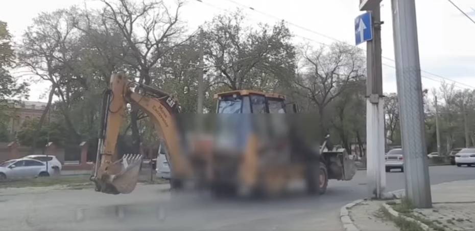 Курьез: в Одессе экскаватор передвигался по дороге при помощи ковша (видео)