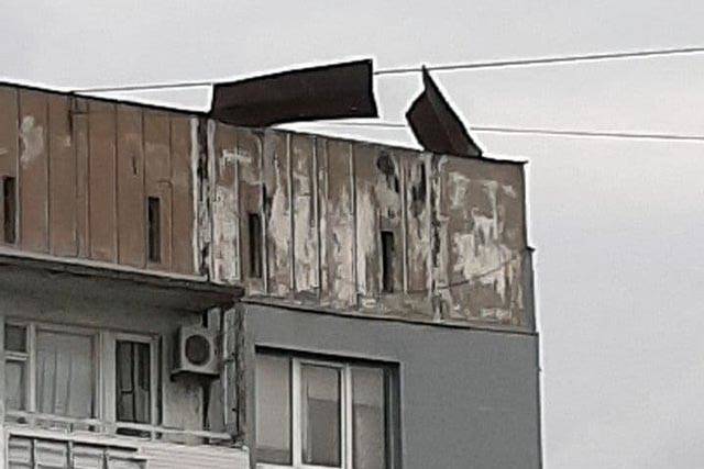 На Донбассе сильный ветер срывал крыши домов и валил деревья