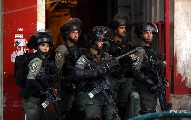 Израильские силовики прокидают мечеть Аль-Акса в Иерусалиме