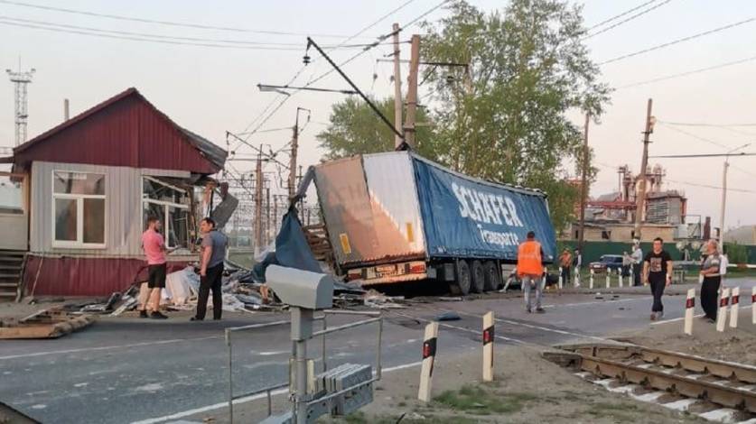 Пьяный водитель фуры протаранил железнодорожный переезд на трассе Екатеринбург-Тюмень
