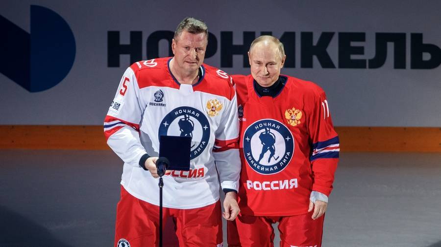 Владимир Путин наградил Олега Смирнова первым в истории ночной лиги орденом «За верность хоккею» имени А. Якушева