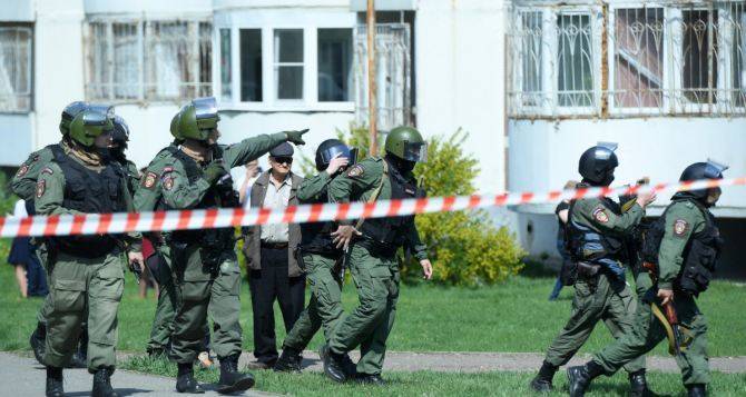 В Казани в школе двое нападавших устроили взрыв и открыли огонь из оружия — погибло 11 человек из них 9 детей. ФОТО