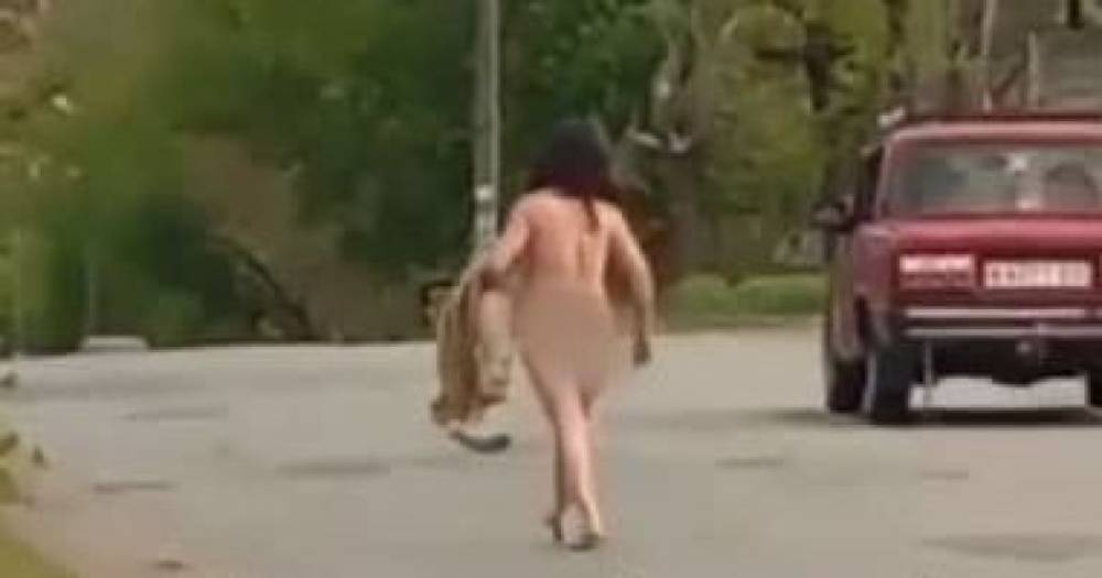 Открыла летний сезон: в Славянске обнаженная женщина дефилировала по улицам города (видео)