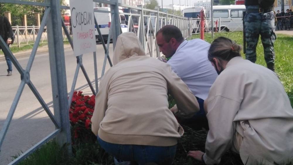 Жители Казани соорудили стихийный мемориал рядом со школой №175