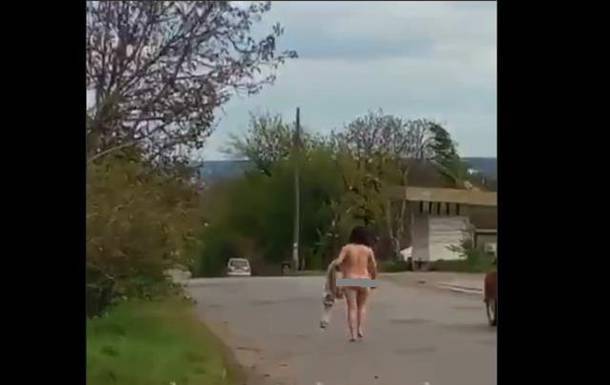 В Славянске полиция убрала с дороги голую женщину