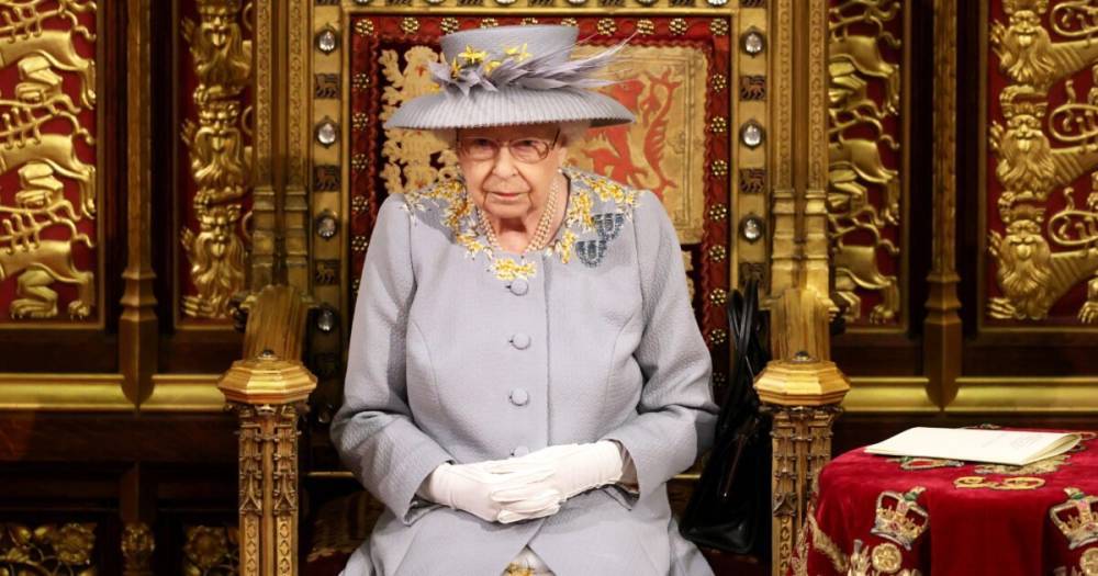 Королева Елизавета II посетила торжественное открытие парламента: ее сопровождал принц Чарльз