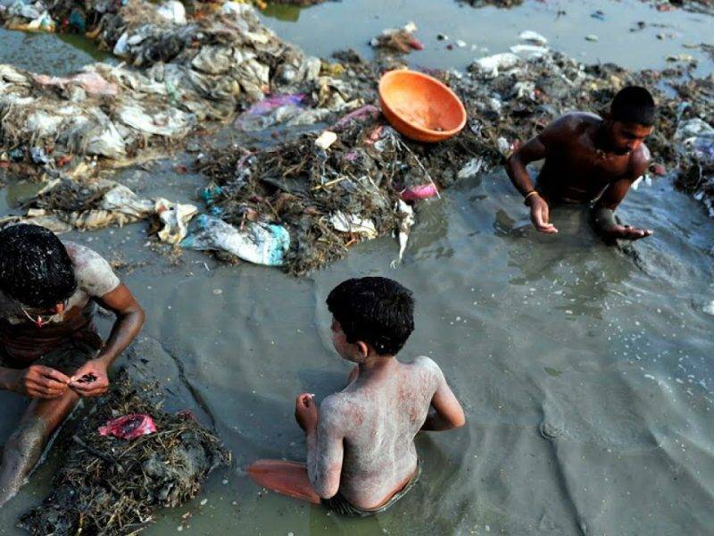Река Ганг в Индии завалена «ковидными» трупами