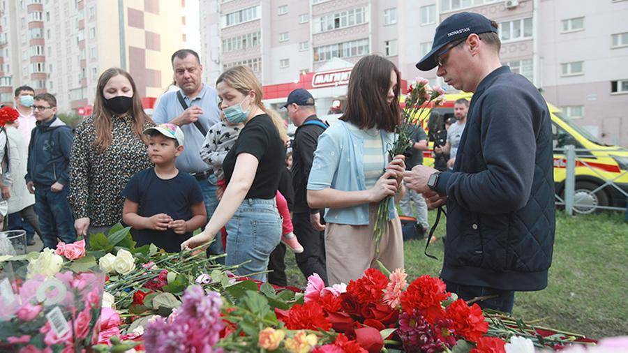 Мать одной из школьниц рассказала о спасшей класс в Казани учительнице