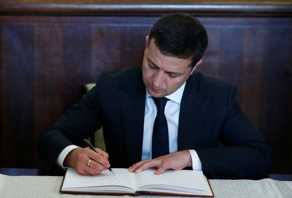 Зеленский подписал закон об упрощении процедуры заочного расследования