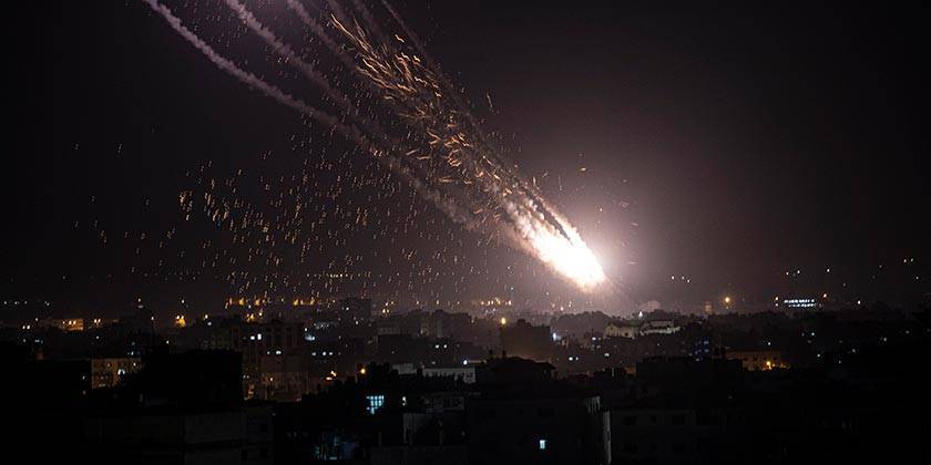После атаки ЦАХАЛа рухнуло 13-этажное здание в Газе: ХАМАС в ответ грозит ударить по Тель-Авиву