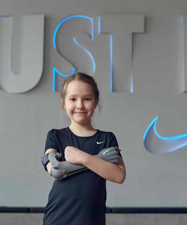 Nike совместно с «Моторикой» представили фильм о детях с протезами рук, которые не боятся заниматься спортом