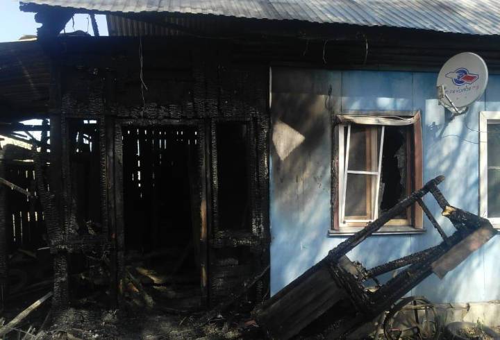 Соседи спасли ребенка и двух взрослых из горящего дома в Новосибирской области