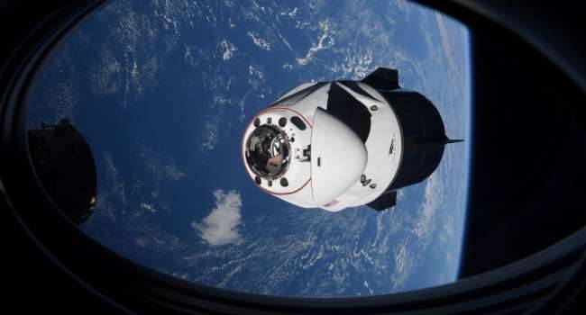 Американский корабль Crew Dragon после отстыковки от МКС направился к Земле